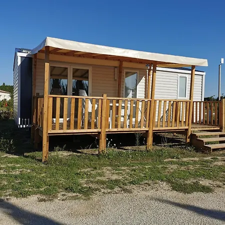 Camping Des Favards Violès Exterior foto